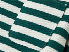 Grøn og hvis stribet bluse med lange ærme og lille lomme fra Name It